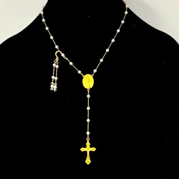 Handcrafted Rosary necklace and earrings with pearl detail - Picture 9 of 10